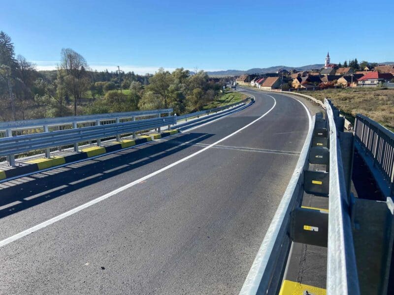 lucrările de reabilitare a unui important pasaj peste calea ferată pe dn1 între brașov și sibiu au fost finalizate (foto)