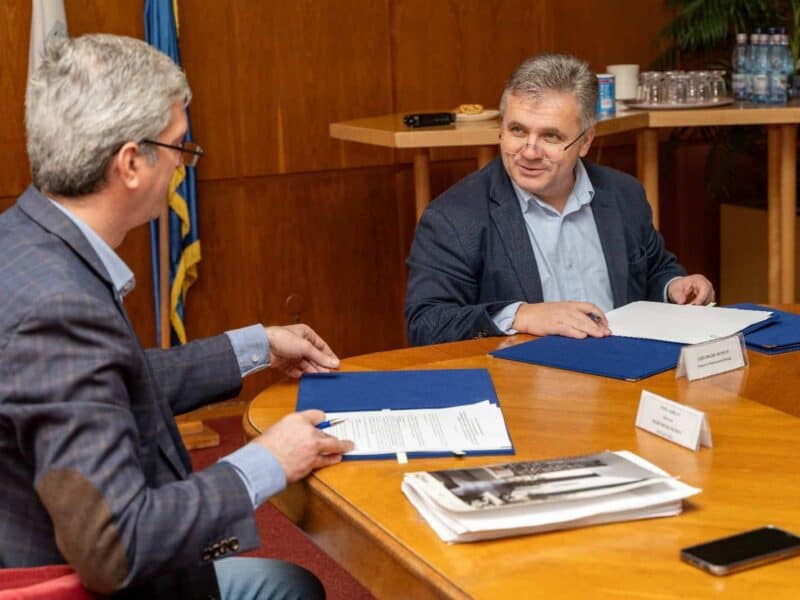 primăria mediaș a încheiat un contract de aproape 5 milioane de lei pentru achiziționarea de mobilier și echipamente școlare (foto)