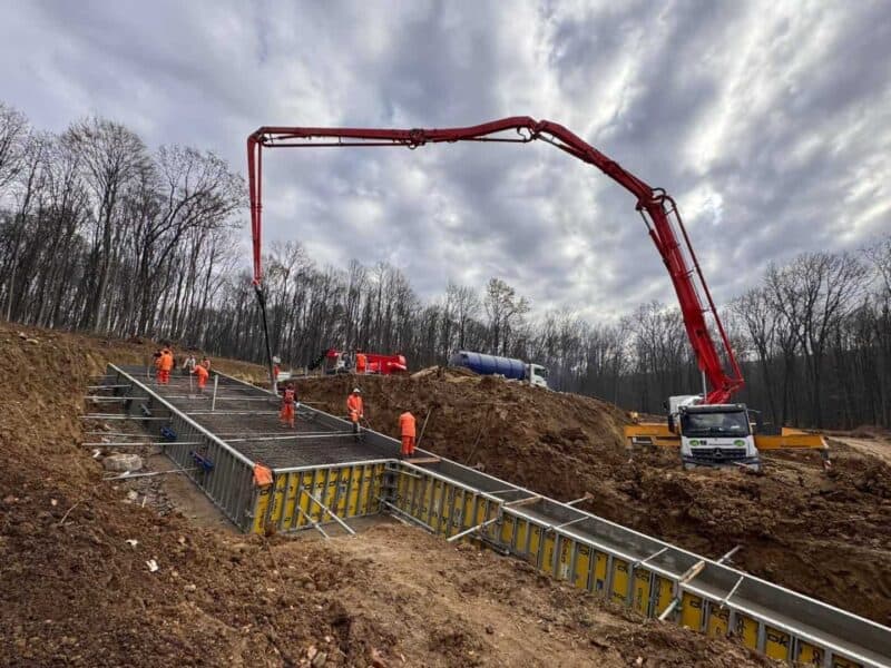 intensificarea lucrărilor pe tronsonul lipsă al autostrăzii dintre sibiu și nădlac: debutul forării tunelului (foto)