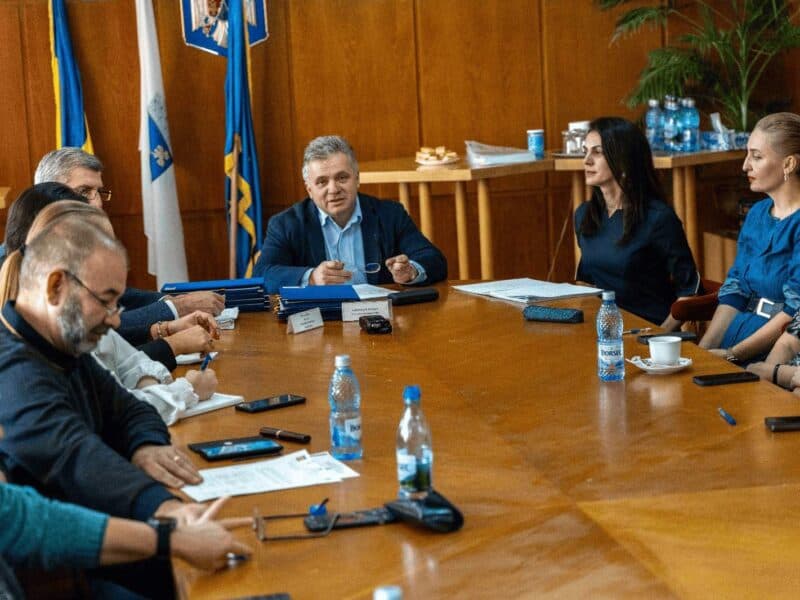 primăria mediaș a încheiat trei contracte pentru amenajarea școlilor cu mobilier, materiale educaționale și echipamente digitale (video foto)