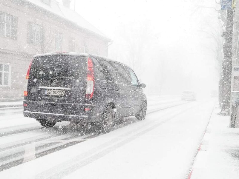un val de aer polar ajunge în românia, aducând ninsori abundente.