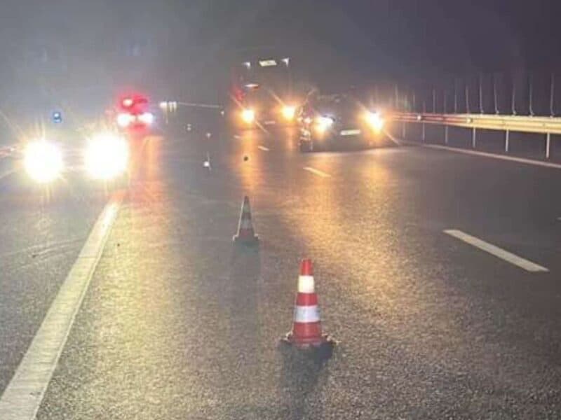 accident fatal pe autostrada a1: un bărbat a fost lovit mortal de o mașină în timp ce mergea pe mijlocul drumului.