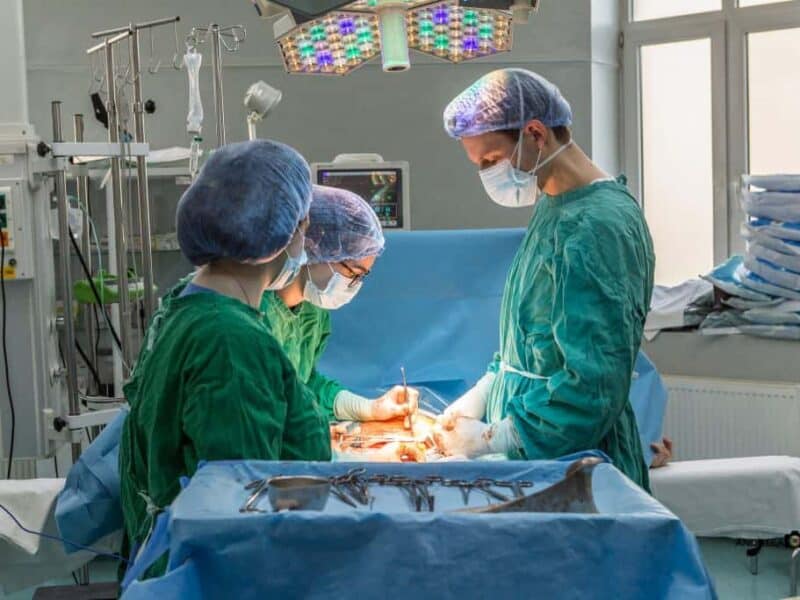 o femeie solicită despăgubiri de 1 milion de euro de la un spital pentru secționarea colonului său în timpul unei intervenții chirurgicale.