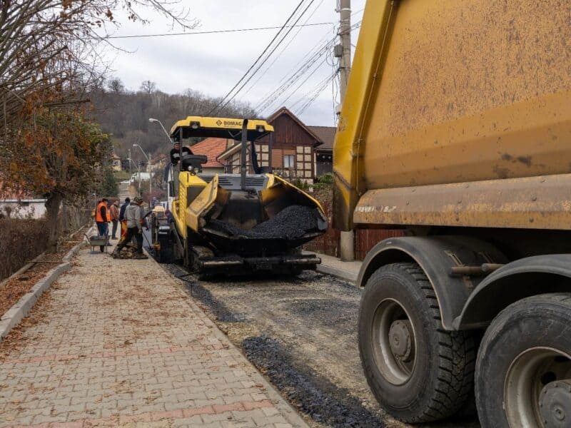 modernizarea străzii merilor din mediaș: au început lucrările de asfaltare (foto, video)