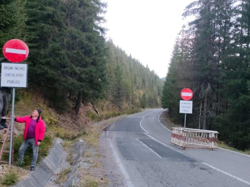 transalpina este acoperită de zăpadă, circulația fiind închisă între rânca și curpăt.