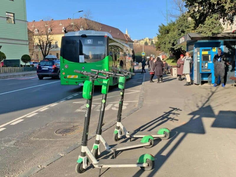 în românia, un oraș interzice în premieră trotinetele de închiriat.