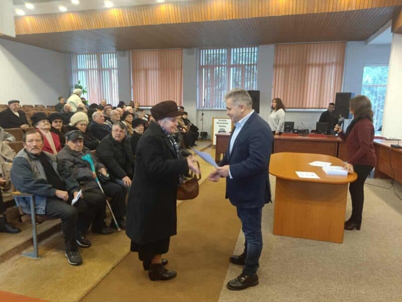 premierea medieșenilor care au împlinit 80 de ani de către primărie (foto)