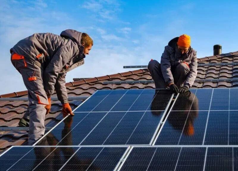 programul pentru instalarea panourilor fotovoltaice casa verde se confruntă cu obstacole din cauza validării întârziate a instalatorilor.
