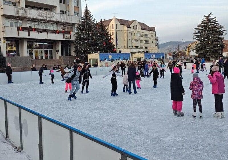 elevii pot intra gratuit la patinoarul din mediaș în timpul ”săptămânii altfel” (video)