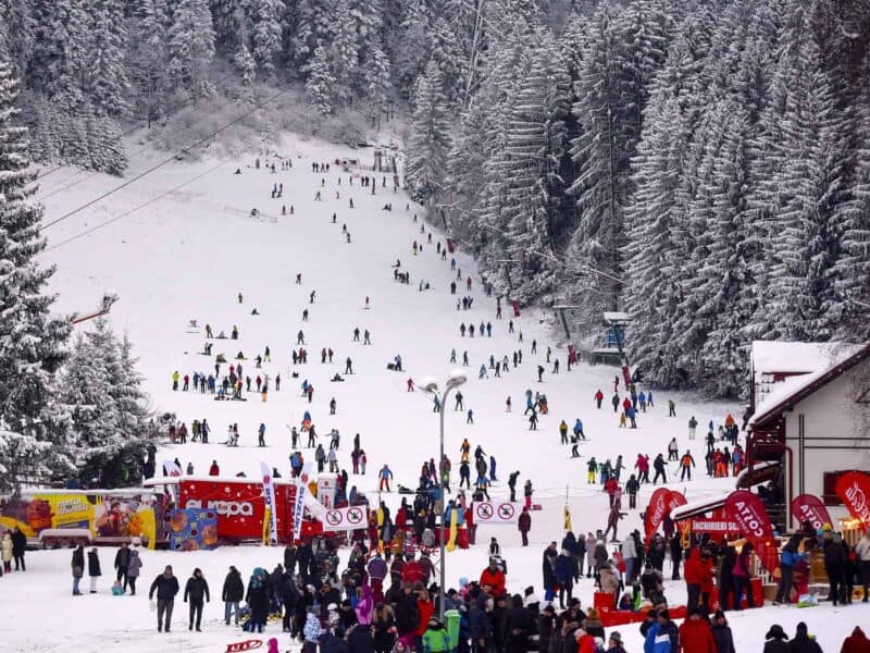 începe sezonul de schi în principala stațiune din românia.