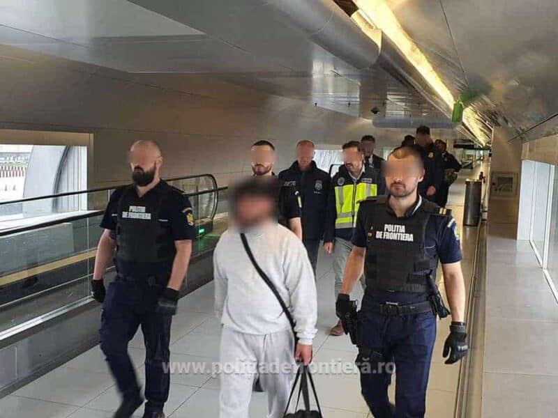 patru români căutați internațional, aduși în țară de poliția română