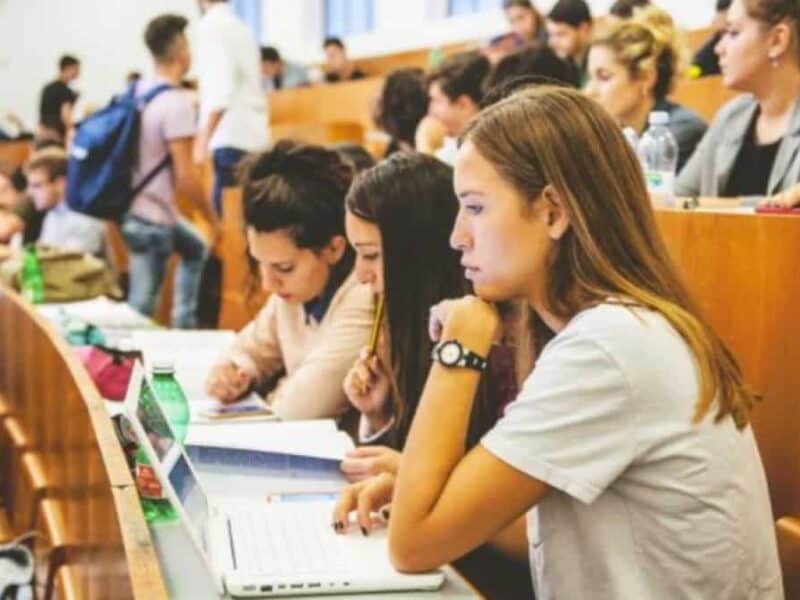 studenții protestează din cauza reducerii facilităților de către guvern