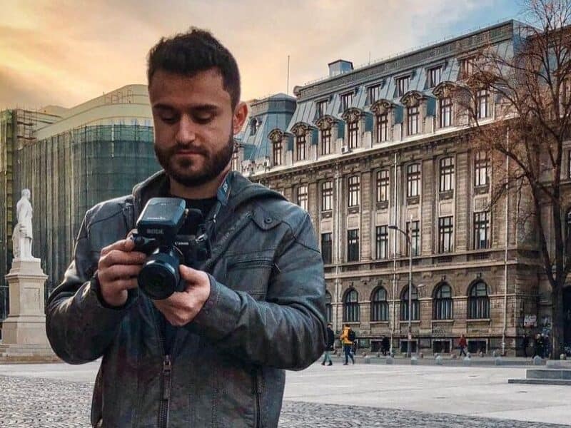 influencerul arman abbasi agresat de un bărbat pe o stradă din bucurești