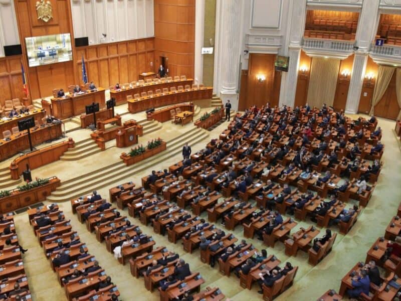 sute de posturi desființate la camera deputaților în urma concedierilor.