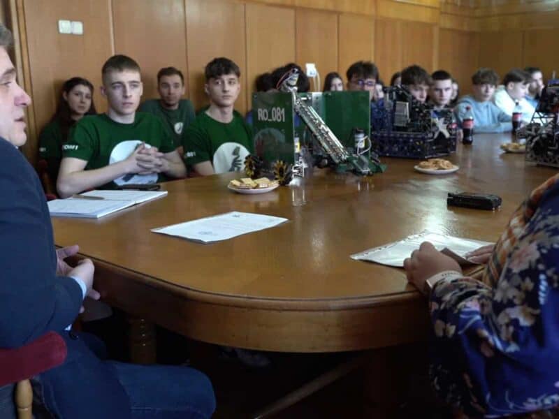 întâlnire a echipelor de robotică din liceele medieșene la primăria din mediaș (foto)