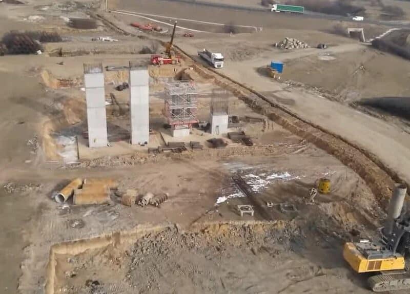 lotul 2 al autostrăzii sibiu – pitești înregistrează progrese cu turnarea primelor grinzi prefabricate la sibiu.