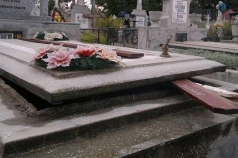 profanarea mormintelor într-un cimitir, hoții au sustras banii din sicrie