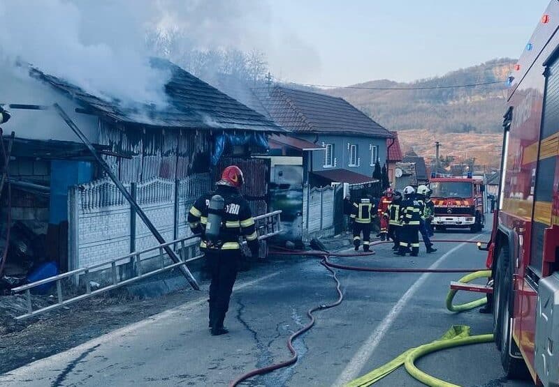 zeci de incendii în sibiu și județ, cu două mașini distruse, case afectate și un tomberon în flăcări (foto)