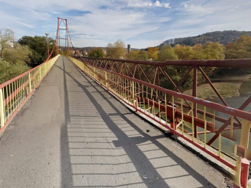se realizează modernizarea unei pasarele pietonale esențiale în mediaș.
