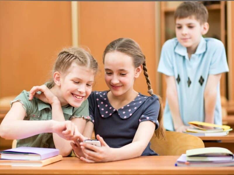 profesorii predau, elevii transmit live pe tiktok; ministrul educației consideră acest lucru inacceptabil.