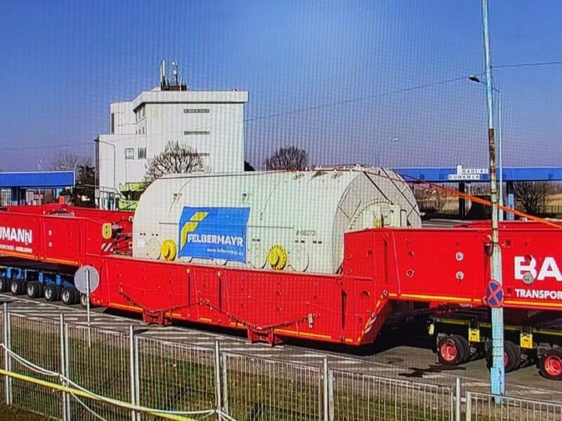 un transport de dimensiuni mari ajunge în românia, având o lungime de 120 de metri.