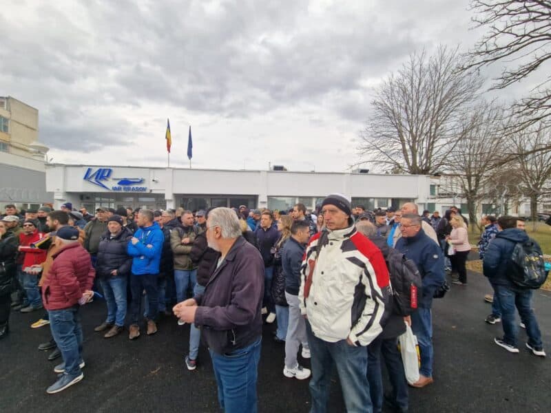 angajații de la fabrica iar au oprit lucrul din cauza unei greve.