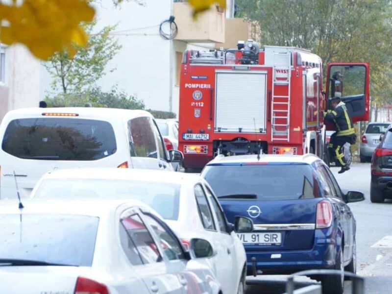 foc izbucnit într-un apartament de la etajul 4 într-un bloc din sibiu.