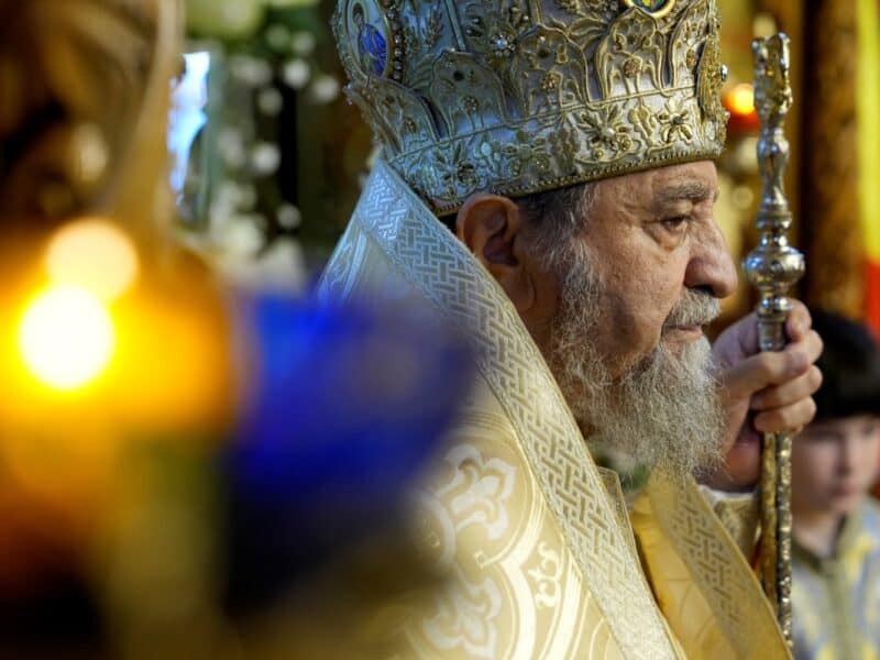 numărul mare de credincioși la liturghia arhierească de la biserica „sfânta cuvioasă parascheva” din slimnic (foto)