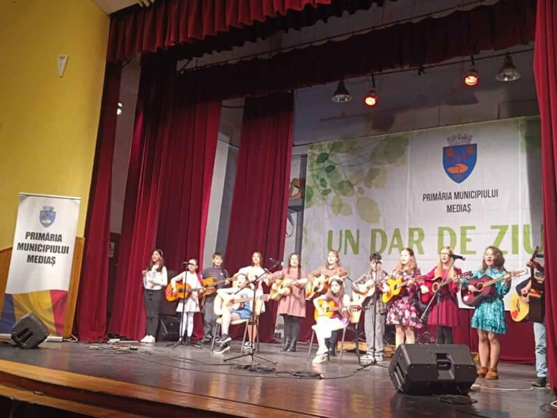 tineri talentați din mediaș au susținut un concert pe scena sălii traube.