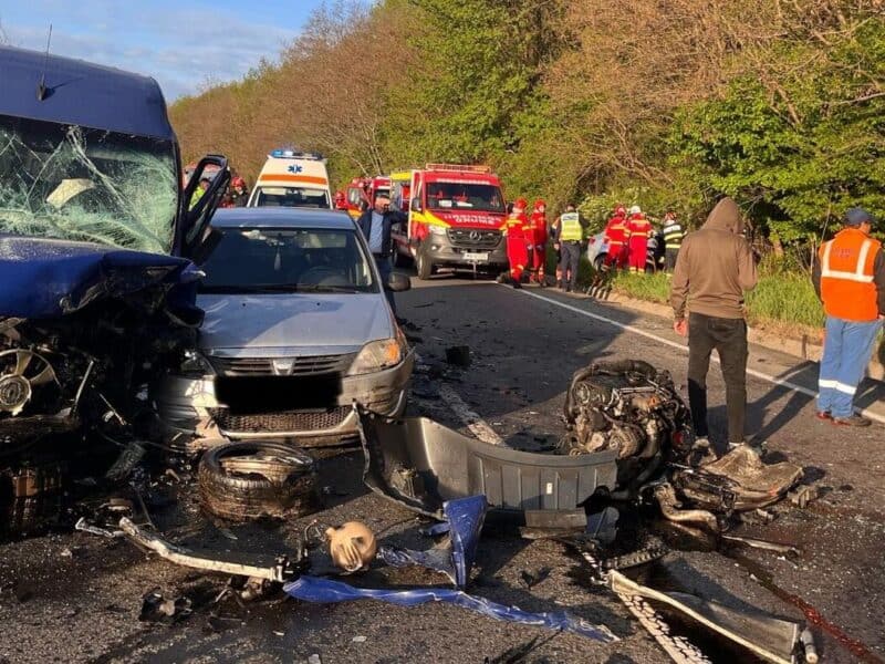 accident grav pe dn14 luni dimineața: trei persoane rănite (foto)