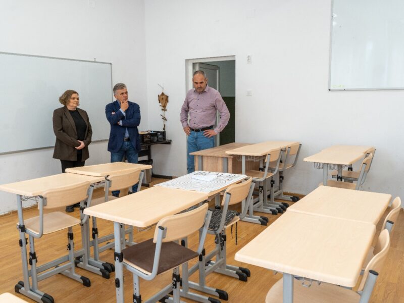 școala constantin ioan motaș din mediaș dispune de mobilier și echipamente moderne completate recent (foto)