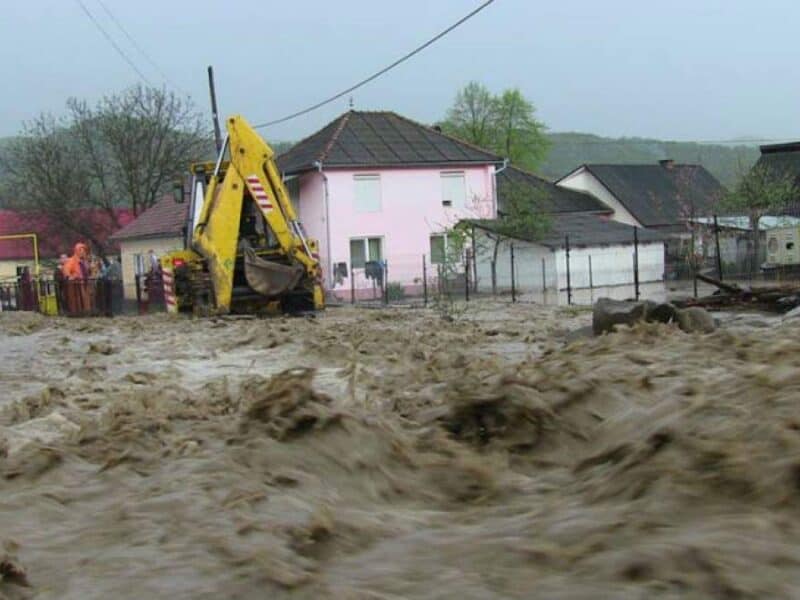 peste 7.000 de locuințe din românia fără curent din cauza ploilor și vântului puternic