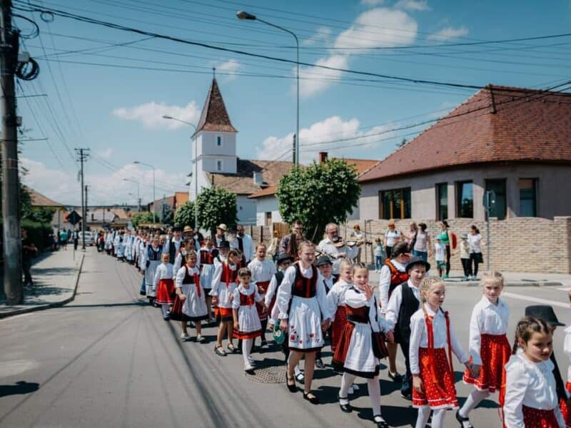 vândorcsizma aduce atmosfera transilvaniei la mediaș prin dansuri, muzică și concurs de gulaș