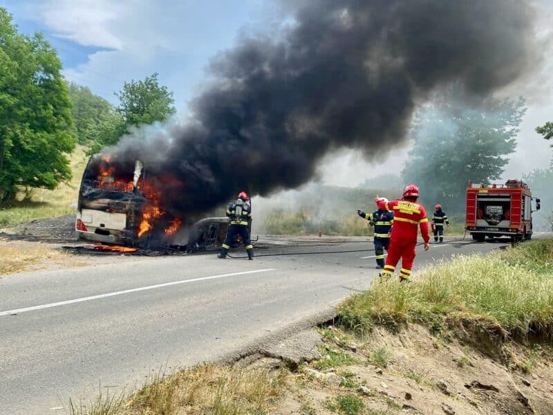 autocar ars complet în timpul mersului, cu doar șoferul la bord – foto