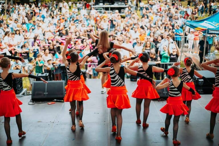 românia dansează se desfășoară la mediaș: flashmob național cu sute de dansatori în piața corneliu coposu