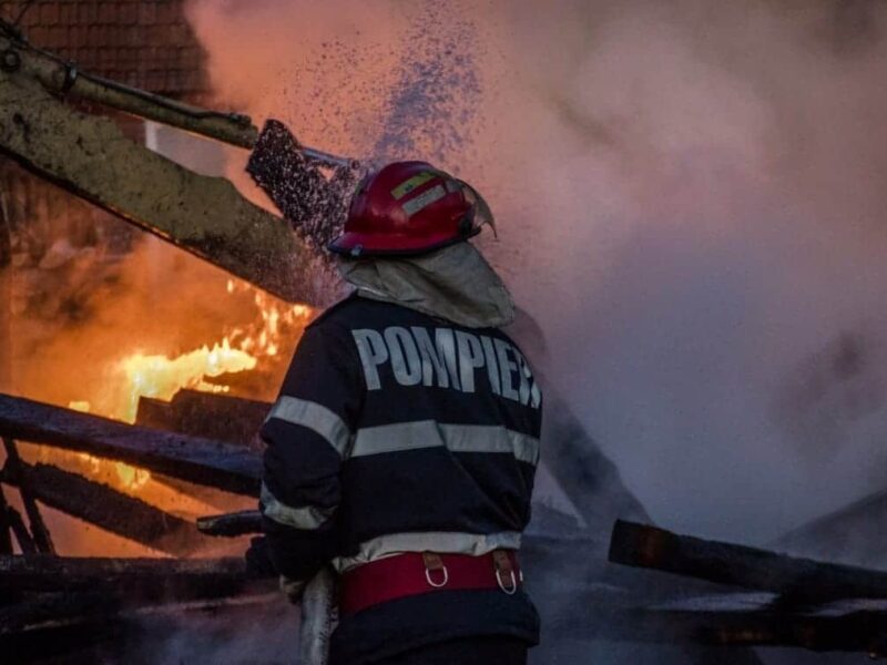 incendiu la o hală în mediaș, risc de propagare la clădirile adiacente
