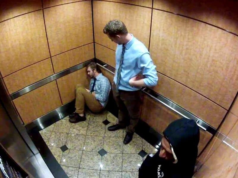 accident în lift: un copil și trei adulți au căzut de la etajul 2 în subsol
