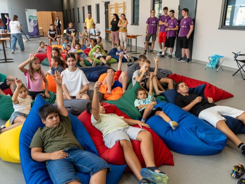 copiii din mediaș explorează robotica și colaborarea la evenimentul „hai să (ne) cunoaștem!”