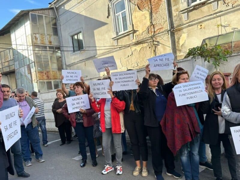 revolta angajaților din casele de pensii a început cu proteste în toată țara
