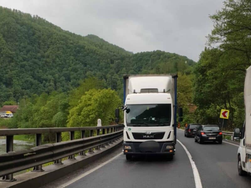 restricții de circulație în șase județe din cauza caniculei: autostrăzi și drumuri naționale interzise pentru camioane