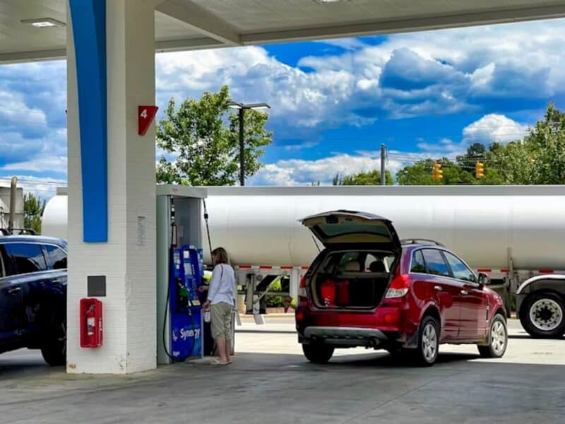 creșteri de preț la țigări, alcool și combustibil din cauza accizelor majorate cu 10%