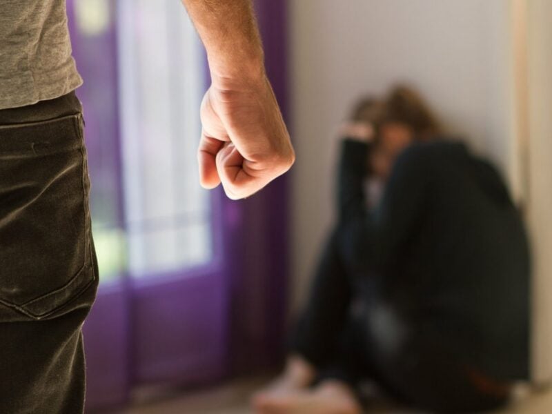 femeie salvată de polițiști la timp; ordin de protecție împotriva iubitului.