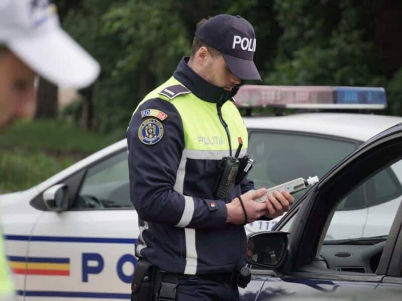 tineri fără permis la volan: unul a pierdut controlul și a distrus un garaj.