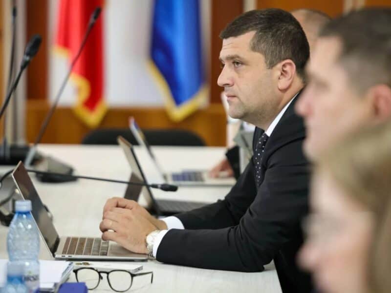 peste 600 de cv-uri într-o zi: ministerul economiei asaltat de candidați