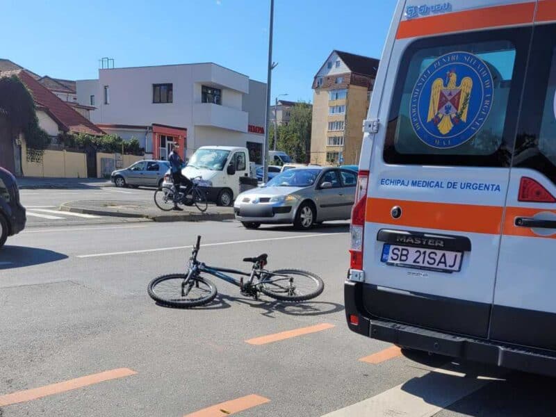 accident șocant: biciclist lovit de mașină într-un giratoriu pe mihai viteazul!