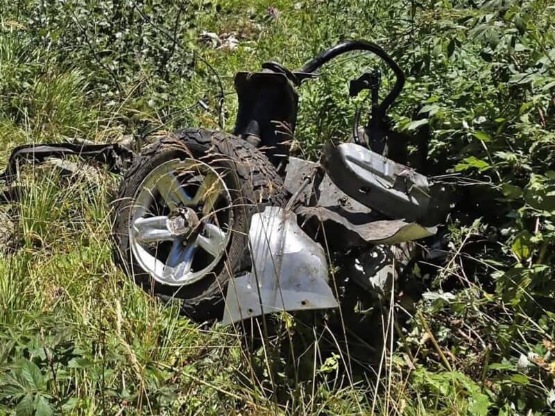 accident teribil pe masivul iezer: suzuki vitara distrus după ce cinci tineri au căzut în prăpastie