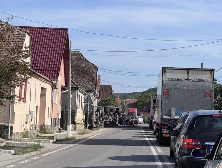 accident rutier la ruși: tir răsturnat și trafic îngreunat – imagini de la fața locului