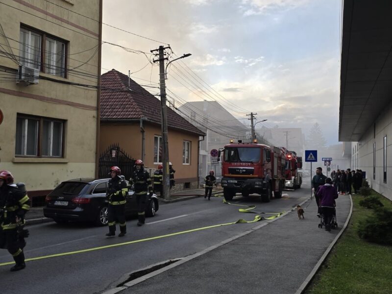 incendiu în sibiu lângă mall: mansarda unei case distrusă de flăcări