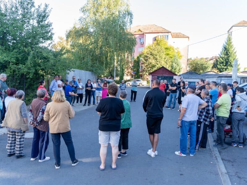primarul gheorghe roman discută cu locuitorii de pe strada metanului din mediaș