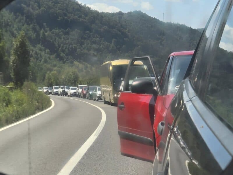 accident pe valea oltului: trafic blocat la câineni luni